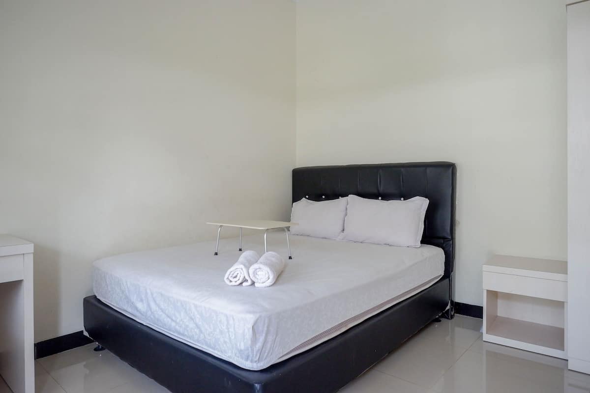 Escritorio, wifi gratis y ropa de cama