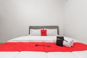 Desk, free WiFi, bed sheets - RedDoorz near RSU Suaka Insan (Banjarmasin)