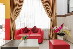 Lobby sitting area - RedDoorz near RSU Suaka Insan (Banjarmasin)