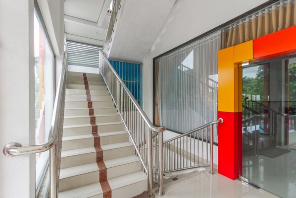 Staircase - RedDoorz near RSU Suaka Insan (Banjarmasin)
