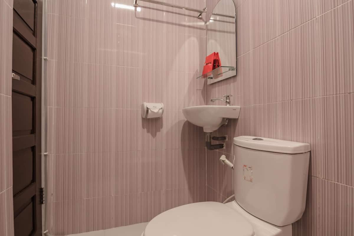 Chambre double | Salle de bain | Douche, articles de toilette (gratuits), serviettes fournies