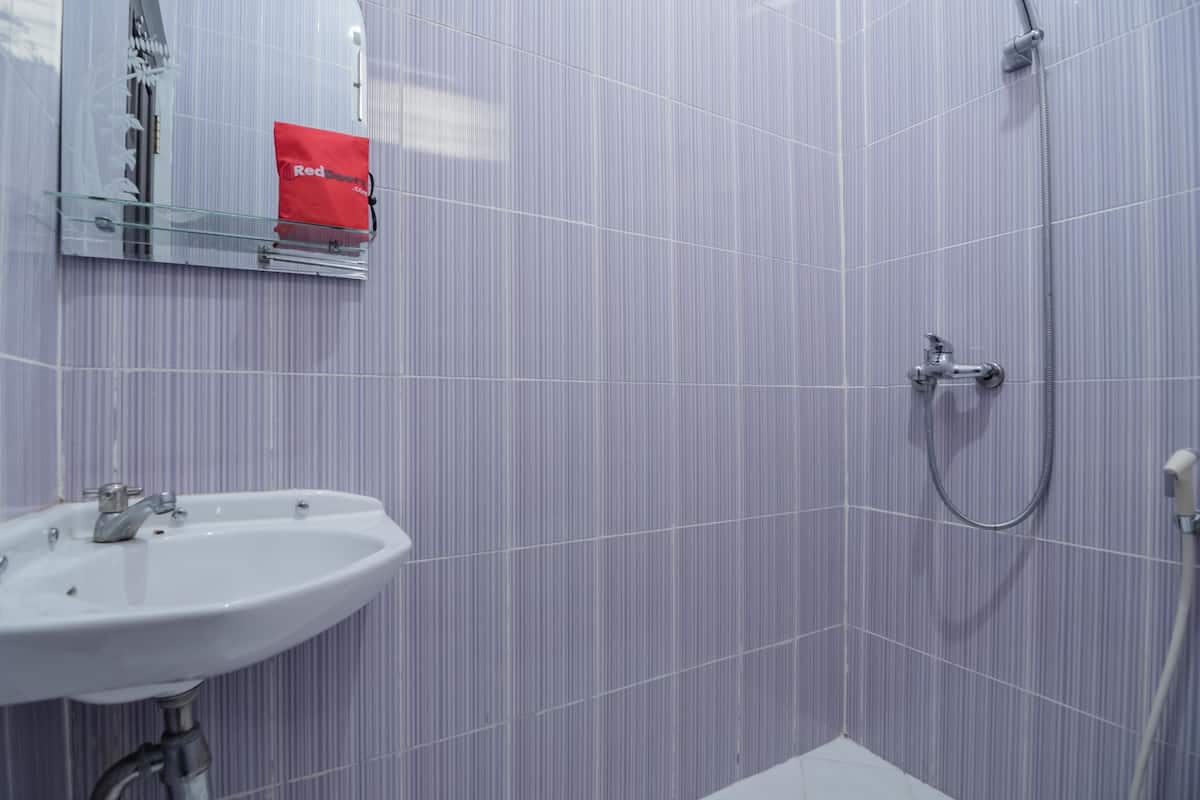 Chambre Deluxe | Salle de bain | Douche, articles de toilette (gratuits), serviettes fournies