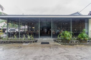 المنشأة من الخارج