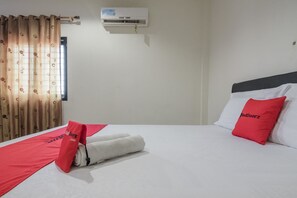 Desk, free WiFi, bed sheets - RedDoorz Syariah near Jamtos Jambi (Jambi)