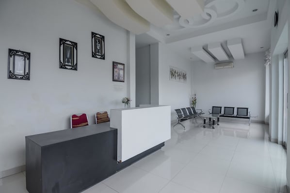 Lobby sitting area - RedDoorz Syariah near Jamtos Jambi (Jambi)