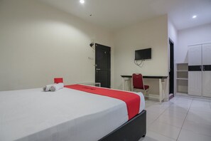 Desk, free WiFi, bed sheets - RedDoorz Syariah near Jamtos Jambi (Jambi)