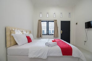 Escritorio, wifi gratis y ropa de cama 