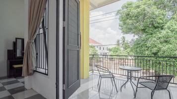 Kamar Premium | Meja kerja, Wi-Fi gratis, dan seprai linen