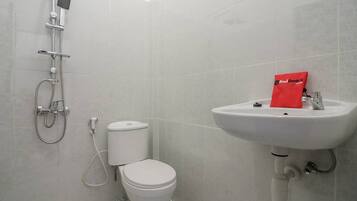 Shower, free toiletries, towels