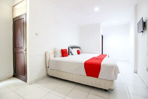 Desk, free WiFi, bed sheets - RedDoorz near RS Sarjito Yogyakarta 2 (Depok)