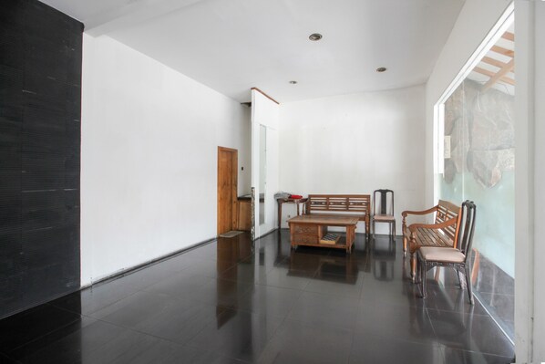 Lobby - RedDoorz near RS Sarjito Yogyakarta 2 (Depok)