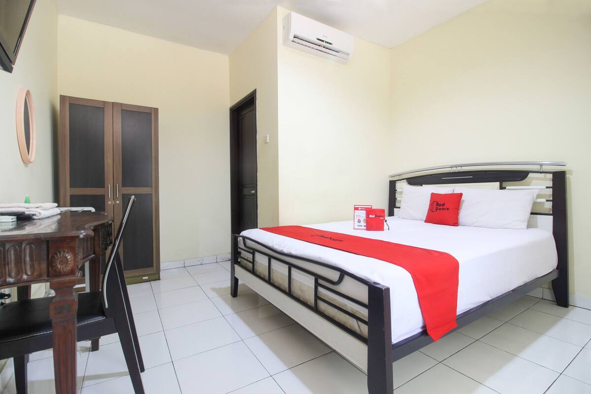 Desk, free WiFi, bed sheets
