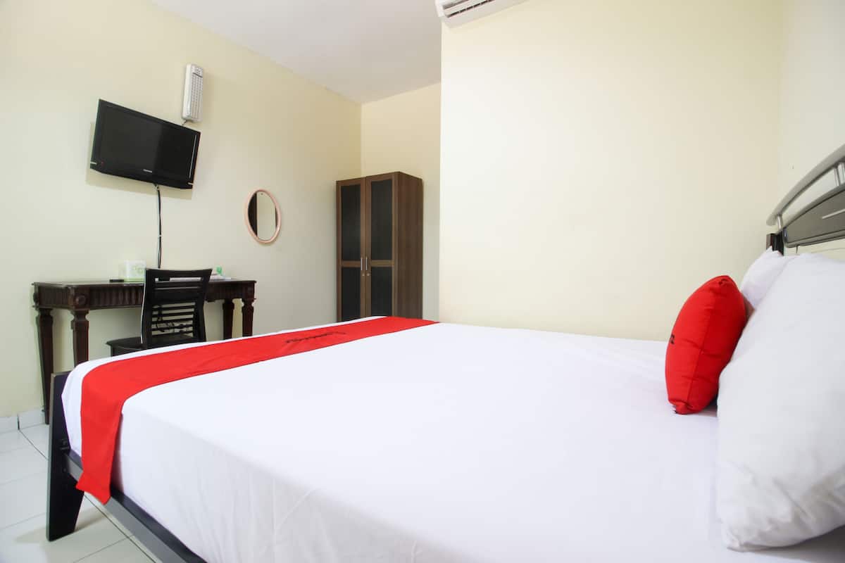 Desk, free WiFi, bed sheets