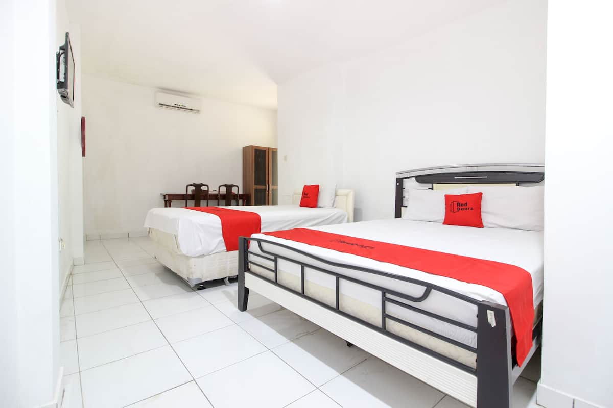 Family Room | Desk, free WiFi, bed sheets