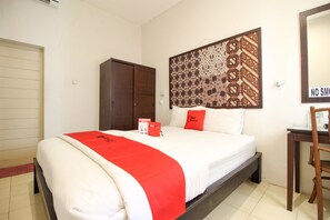 Desk, free WiFi, bed sheets - RedDoorz Syariah near Wijilan Yogyakarta (Yogyakarta)