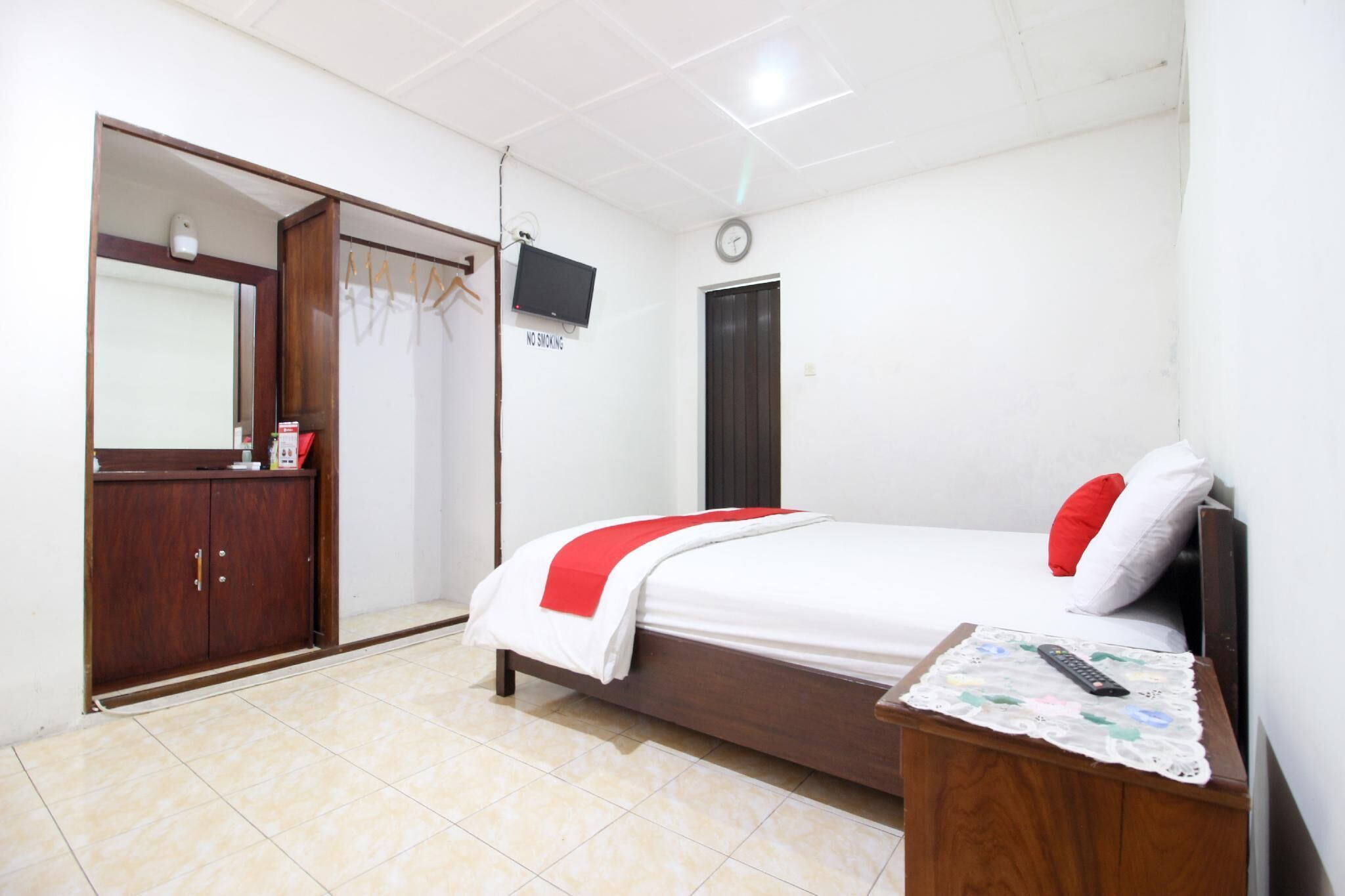 Desk, WiFi (free), bed sheets