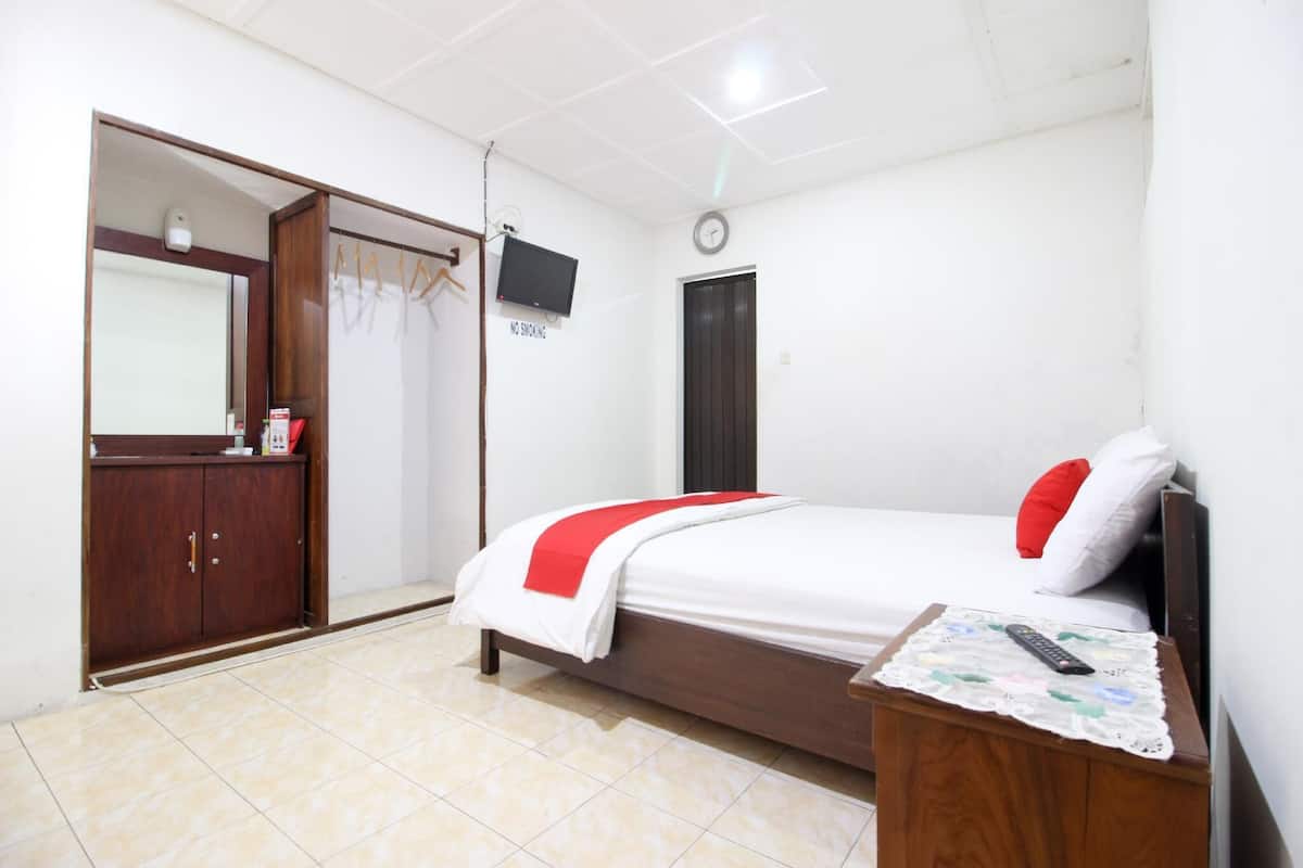 Desk, WiFi (free), bed sheets