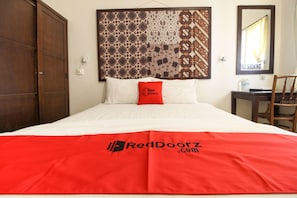Desk, free WiFi, bed sheets - RedDoorz Syariah near Wijilan Yogyakarta (Yogyakarta)