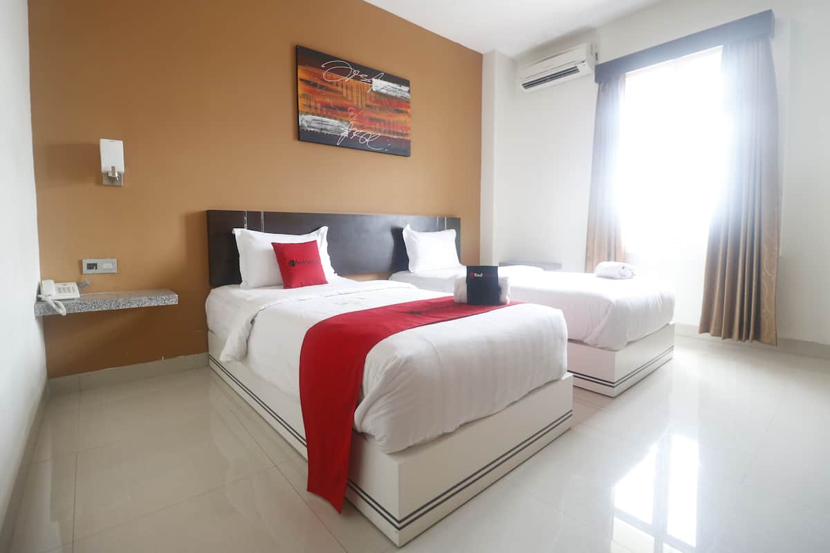Deluxe Twin Room | Desk, free WiFi, bed sheets
