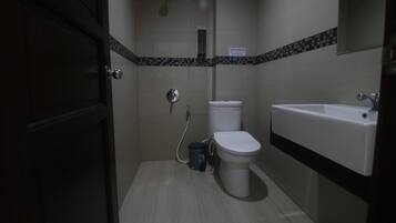 Shower, free toiletries, towels