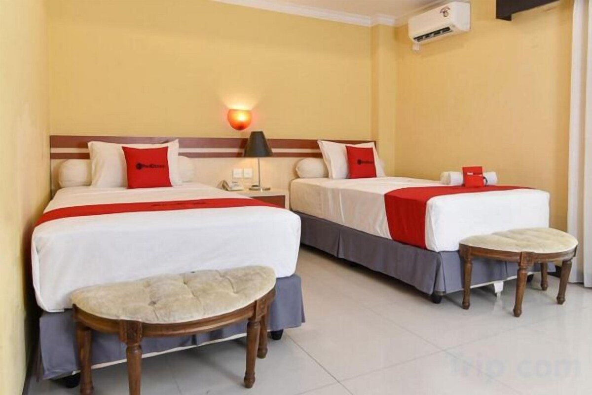 RedDoorz Deluxe Twin Room