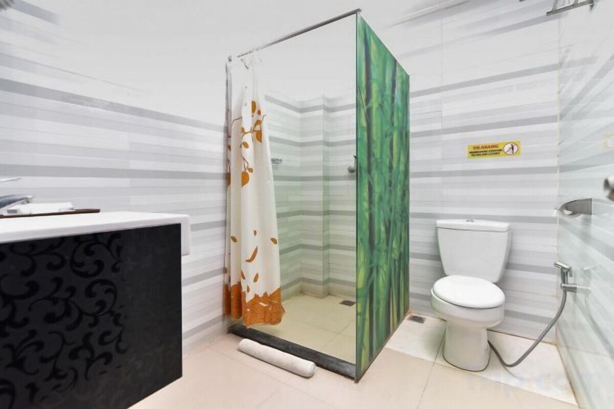 Een douche, gratis toiletartikelen, handdoeken
