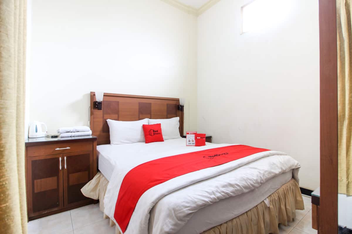 Double Room | Desk, free WiFi, bed sheets