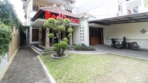 A building with a red sign reading "Red Doorz". - RedDoorz Plus @ Tegal Panggung (Yogyakarta)