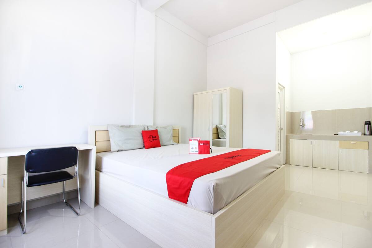 Desk, free WiFi, bed sheets