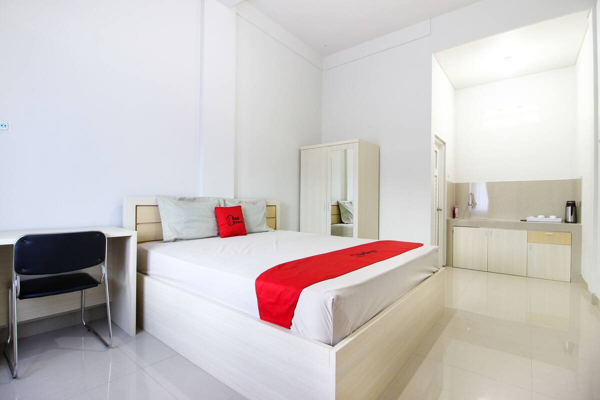 Desk, free WiFi, bed sheets