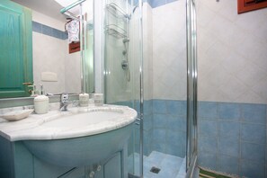 Apartment, 2 Schlafzimmer | Badezimmer | Dusche, Regendusche, Bidet, Handtücher