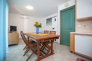 Apartment, 2 Schlafzimmer | Essbereich im Zimmer