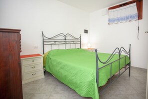 2 chambres, lits bébé (en supplément), lits pliants/supplémentaires