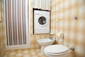 Apartment, 2 Bedrooms | Bathroom | Shower, rainfall showerhead, bidet, towels - Appartamenti Budoni Relax (Budoni)