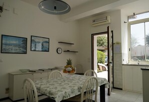 Apartment, 3 Schlafzimmer | Essbereich im Zimmer