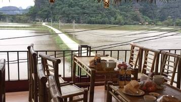 Se sirven desayunos, almuerzos y cenas; cocina local e internacional