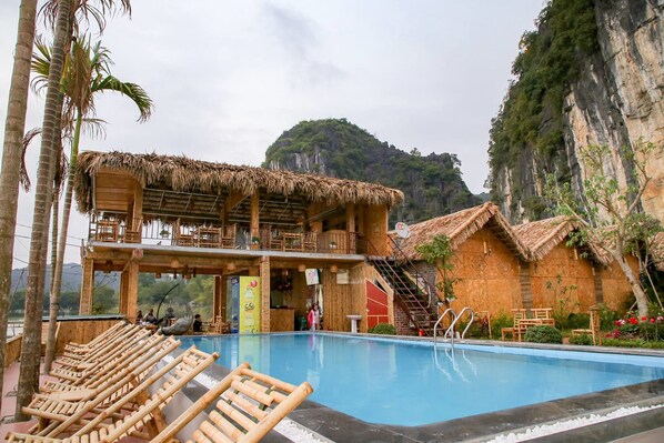 Una piscina al aire libre (de 08:00 a 18:00), tumbonas