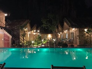 Piscina externa, funciona das 8h às 18h, espreguiçadeiras