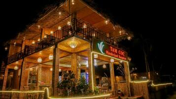 Fachada de la propiedad por la tarde o noche