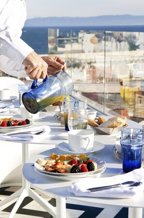 Petit déjeuner composé de spécialités régionales (250 MAD par personne)