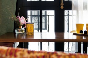 Sábanas de algodón egipcio, ropa de cama de alta calidad y minibar 