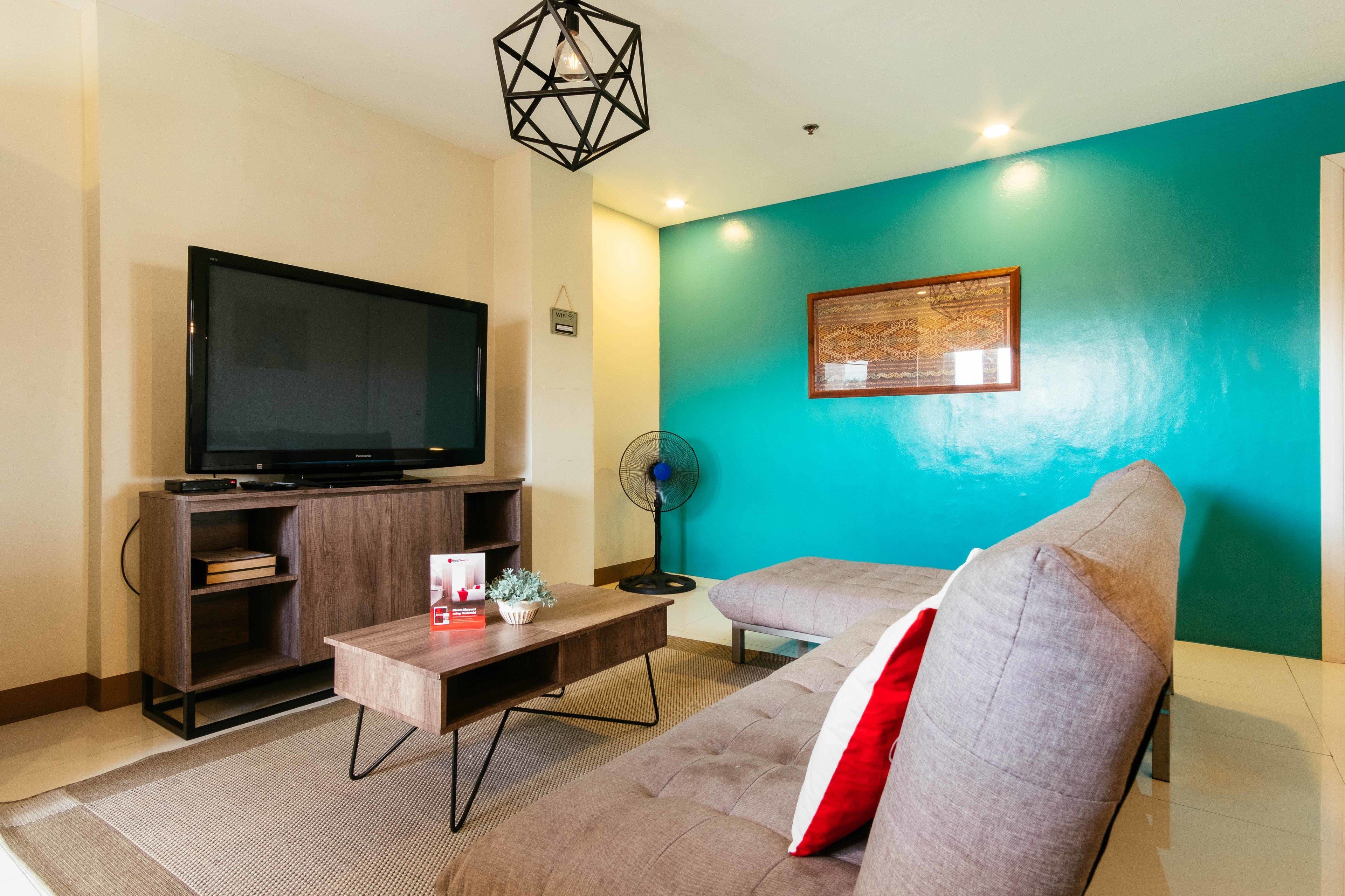 Executive Room, 2 Bedrooms | Living room | Flat-screen TV