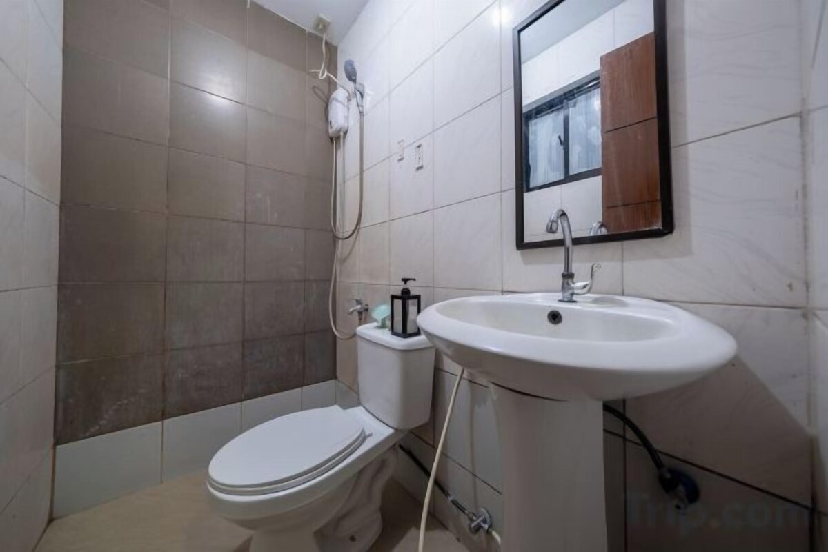 Bathroom | Shower, free toiletries, towels
