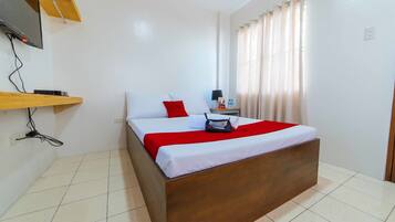 Double Room | Desk, free WiFi, bed sheets