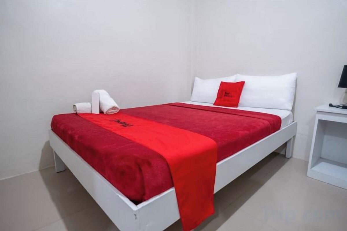 Desk, WiFi (free), bed sheets