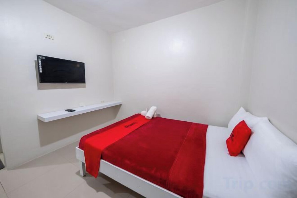 Desk, free WiFi, bed sheets