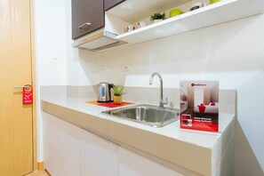 Standard Suite | Free WiFi, bed sheets - RedDoorz Premium @ SMDC Fairview (Quezon City)