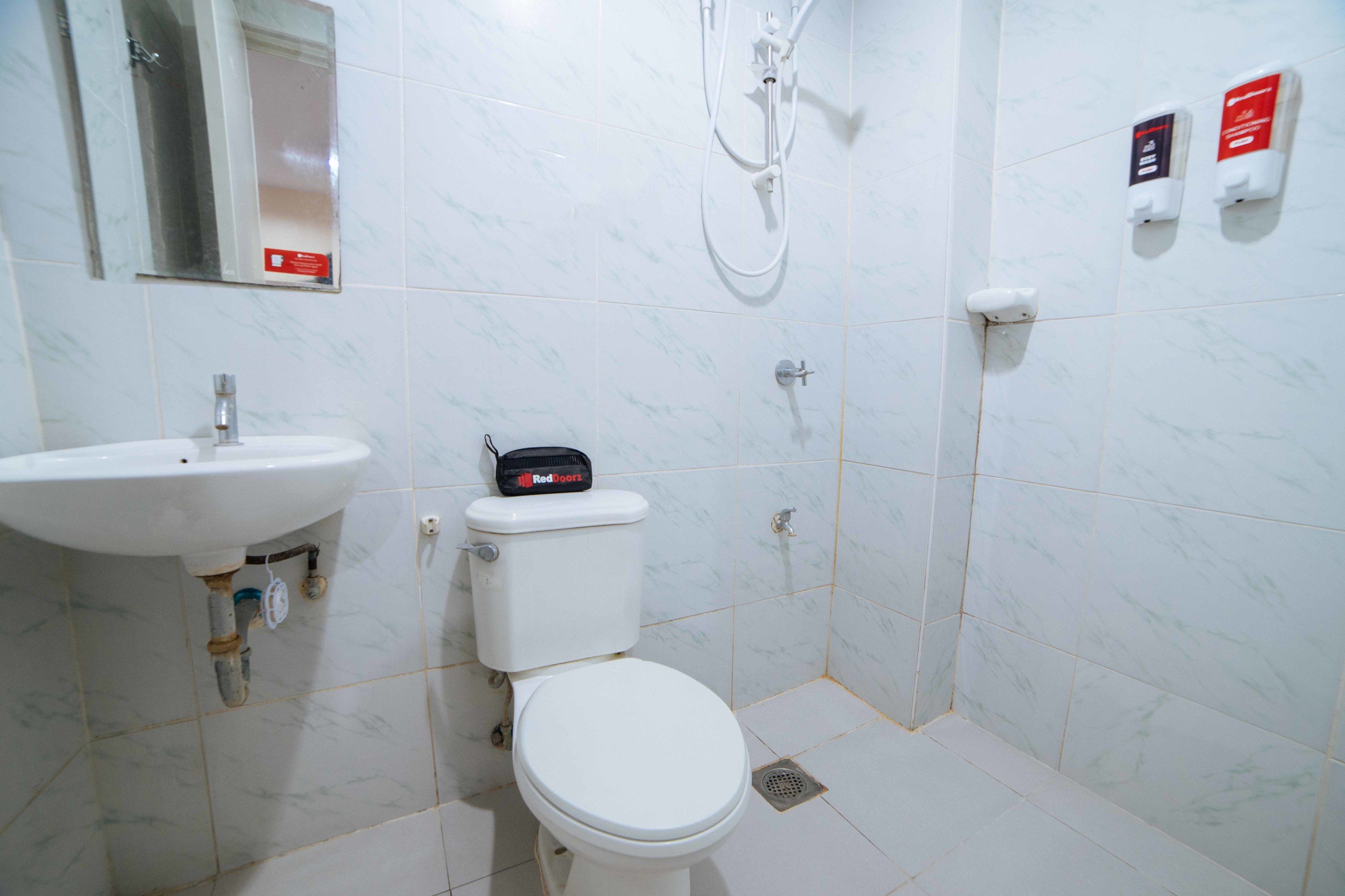 double room | bathroom | shower, free toiletries, towels