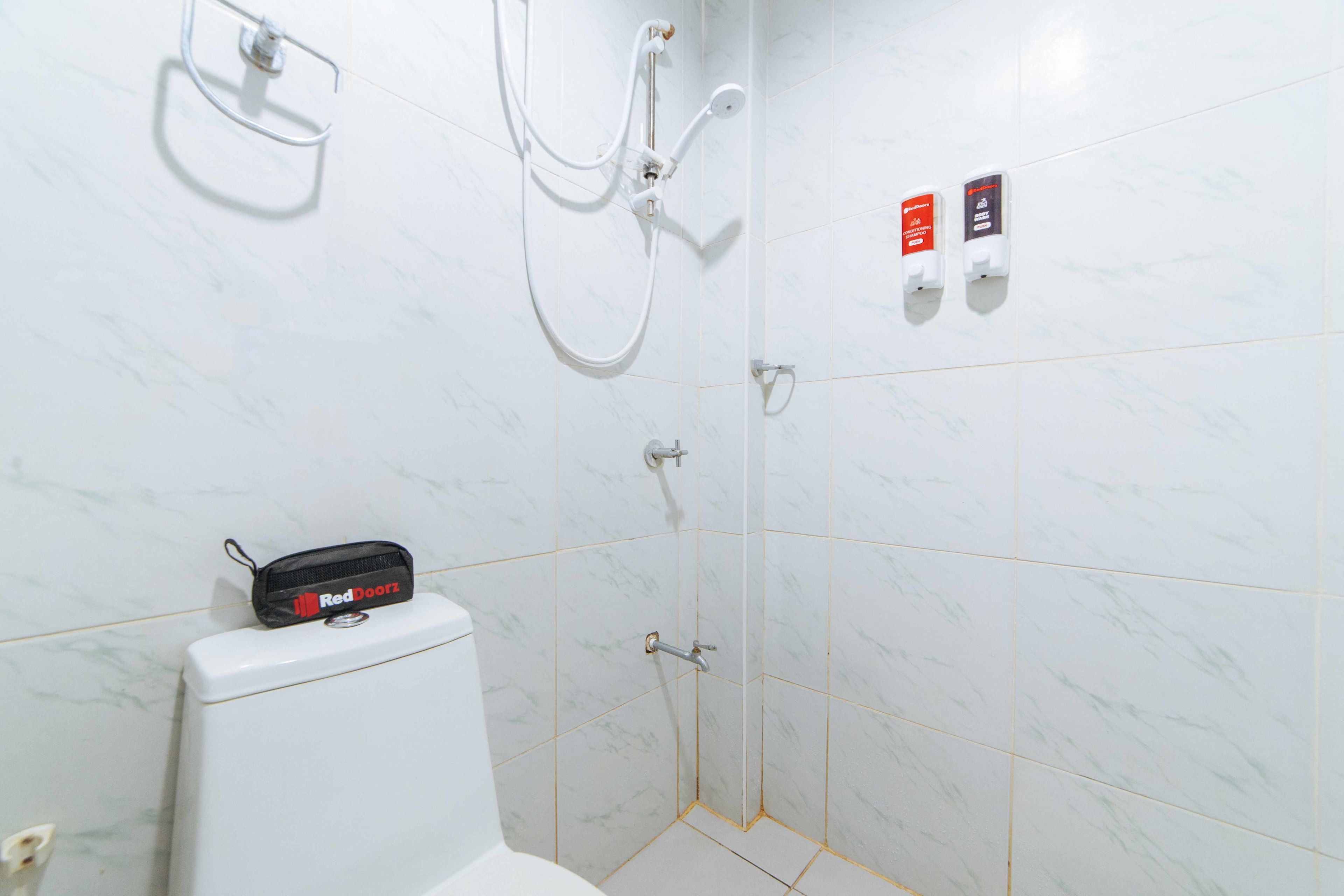 double room | bathroom | shower, free toiletries, towels