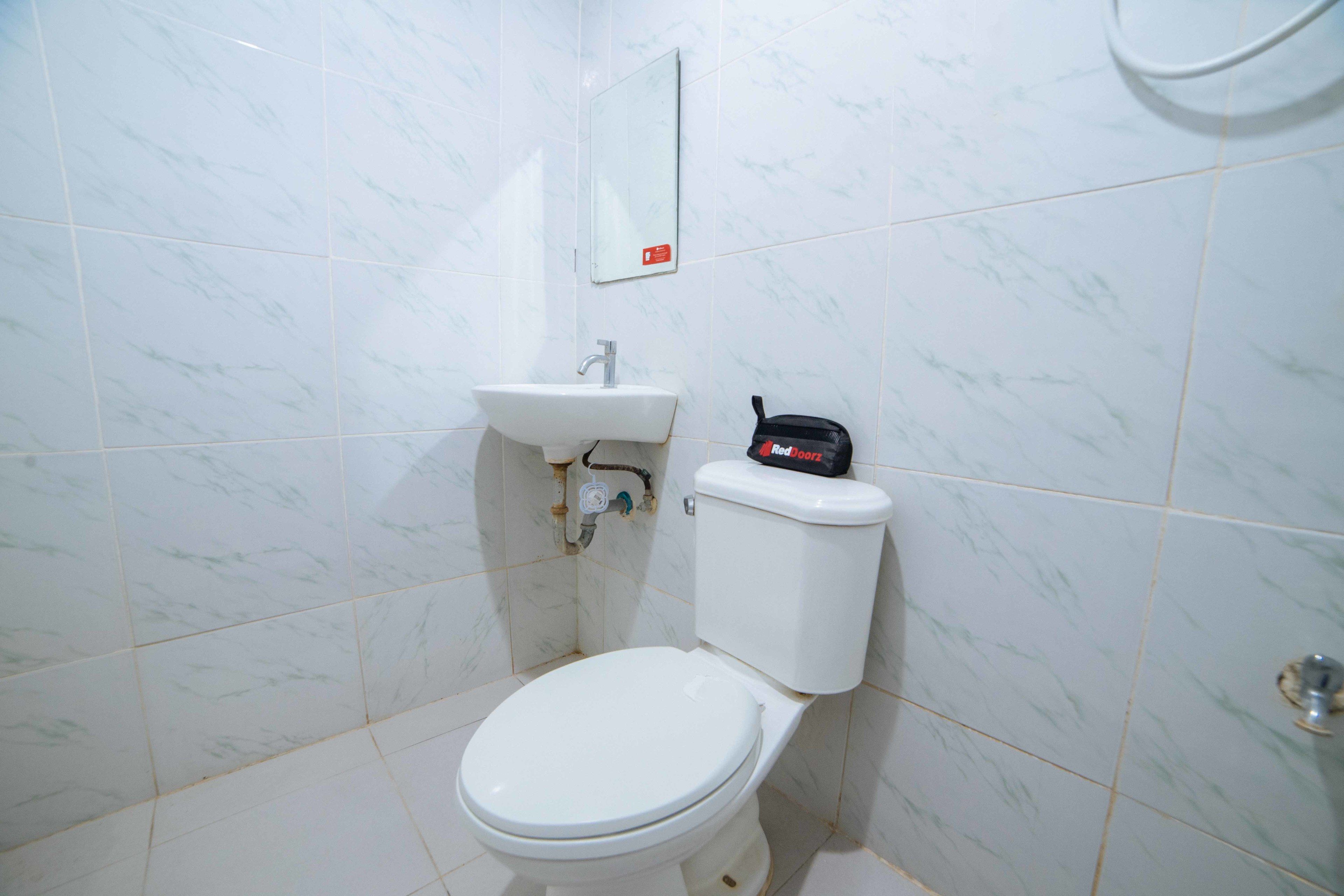 double room | bathroom | shower, free toiletries, towels